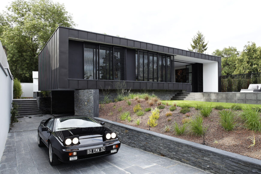 Front view of the modern 1-story C-House by Lode Architecture