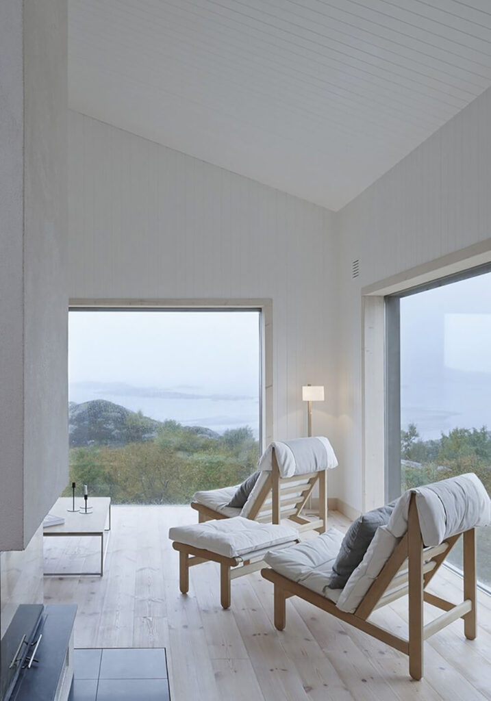 The vaulted ceiling in the living room helps to emphasize a sense of vast scale that corresponds to the landscape. This makes the most of the relatively small footprint of the home.