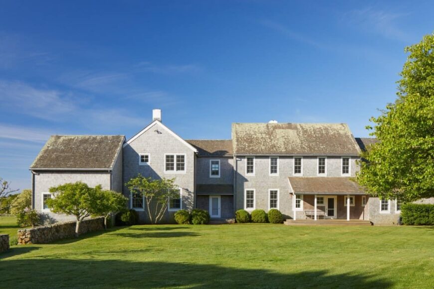 Here's the house, showcasing its classy architectural design and the wide lawn area in front of if. Images courtesy of Toptenrealestatedeals.com.