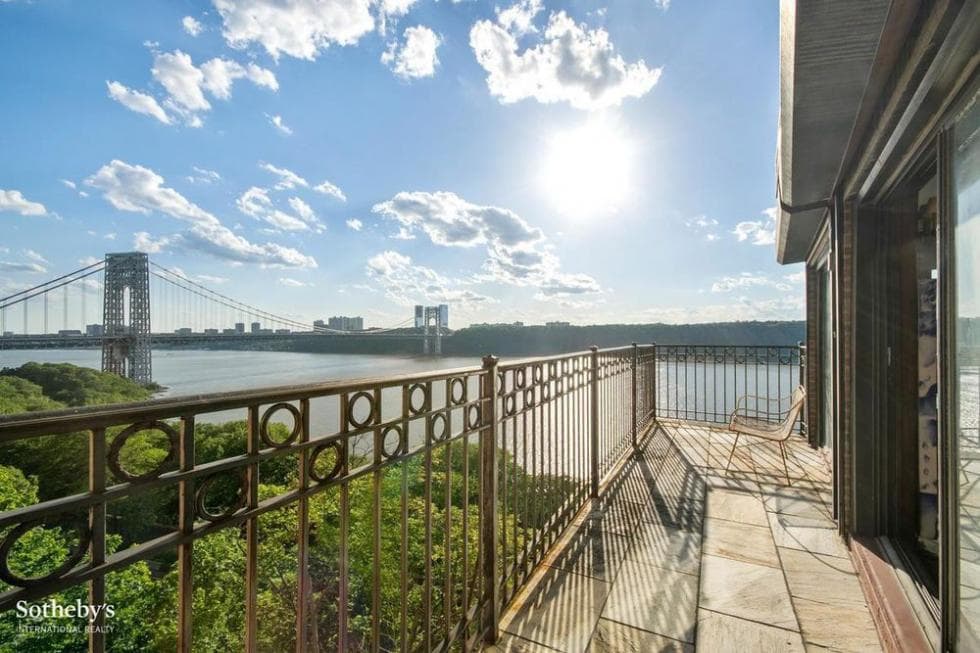 A few steps from the bedroom is this balcony with wrought-iron railings and a sweeping view of the Hudson River. Image courtesy of Toptenrealestatedeals.com.