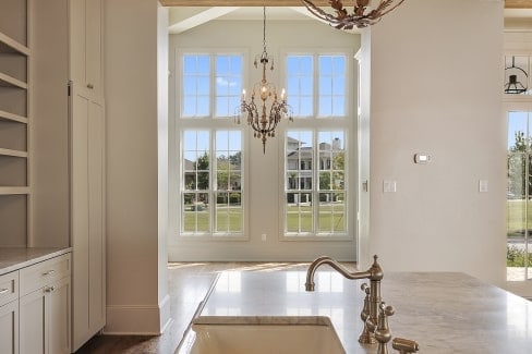 The spare space on the side of the kitchen island is dedicated to the dining area.