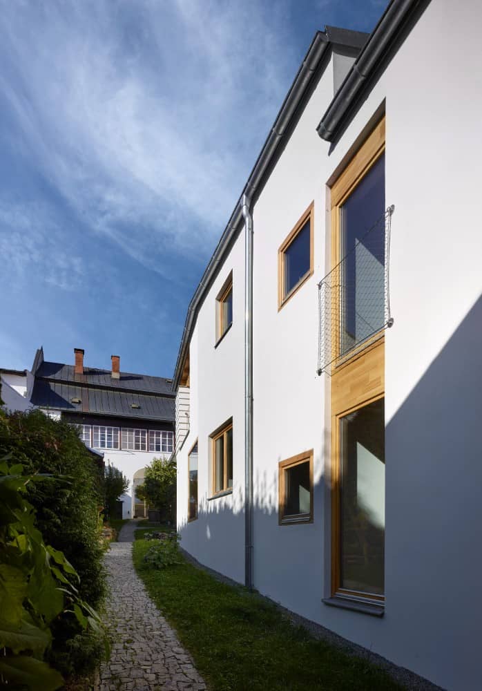 Exterior shot of house in the courtyard by Igloo architekti.