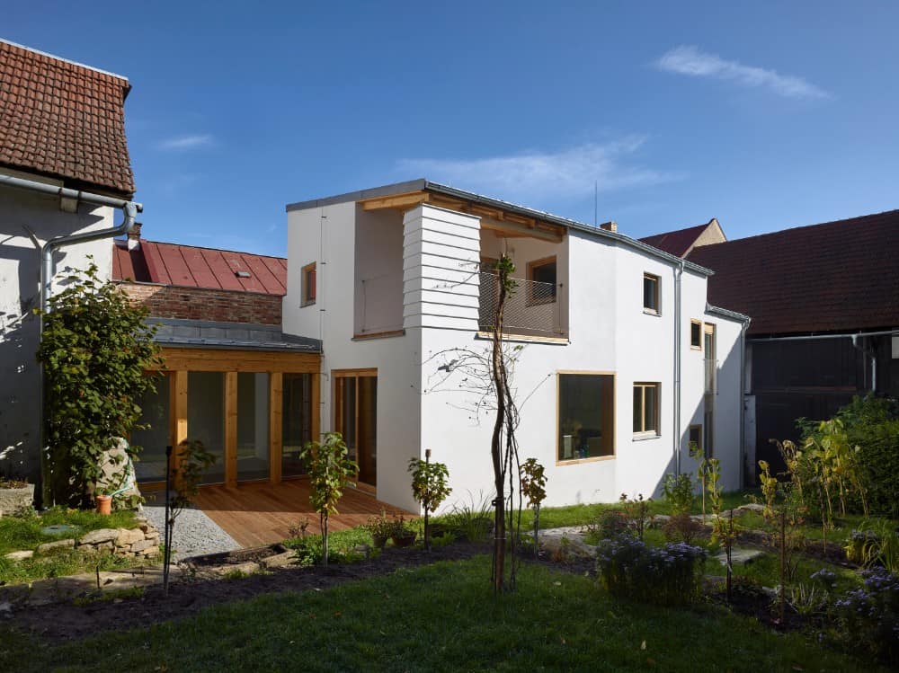 Exterior shot of house in the courtyard by Igloo architekti.