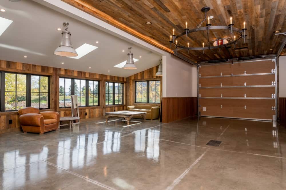 Inside, the house has wood-paneled walls and tile flooring. Walls of windows give spectacular views. Image courtesy of Toptenrealestatedeals.com.