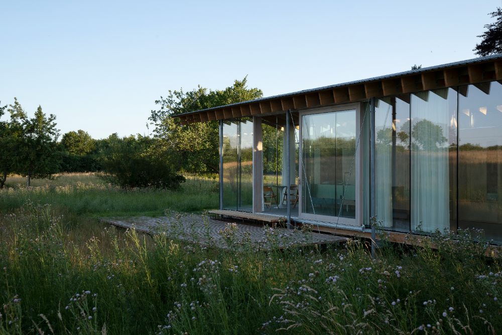 Side view of the holiday house forms an extension of freestanding roof structures with added floating