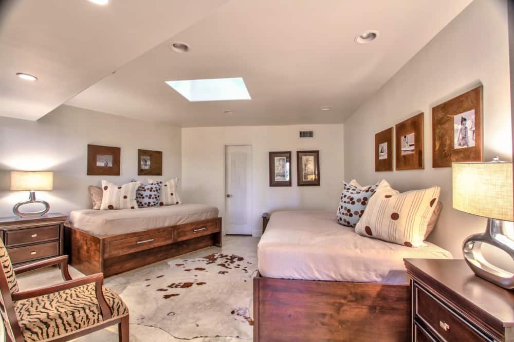 The second bedroom in the Kennedy wing offers twin beds. Image courtesy of Toptenrealestatedeals.com