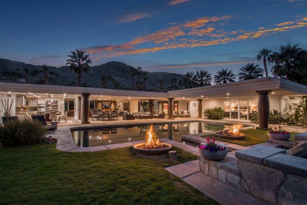 Warm lights from the fire bowls radiate a romantic atmosphere to the outdoor space. Image courtesy of Toptenrealestatedeals.com