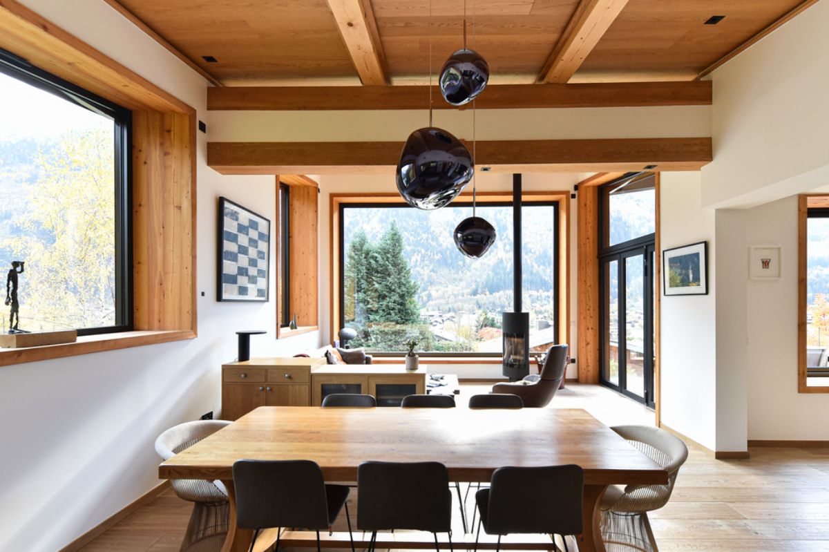 The eight-seater dining area connected to living space with abundance natural lighting.