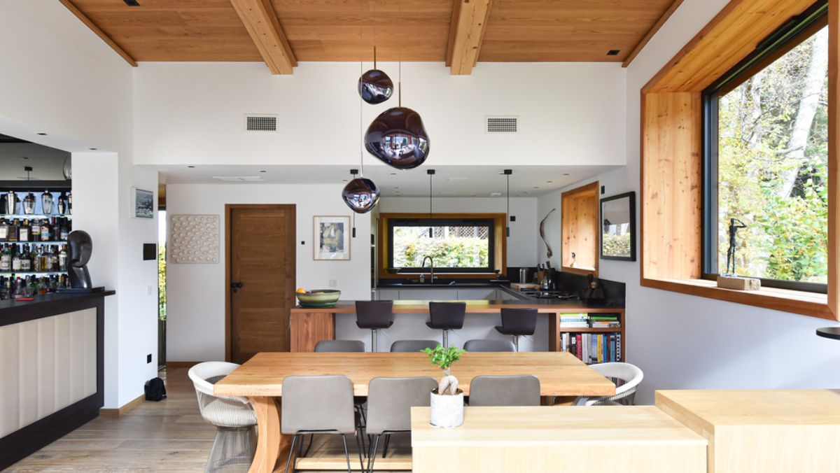 The dining area connected to kitchen with wide bay window.