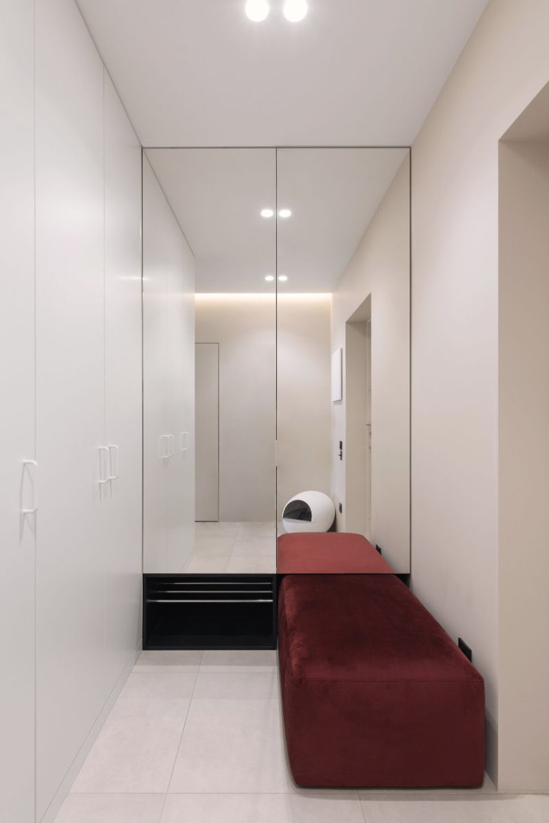 The dual wardrobe in the hallway with full-height mirror.