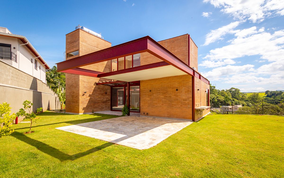 A house located at the high level in order to enjoy the view of the surroundings.