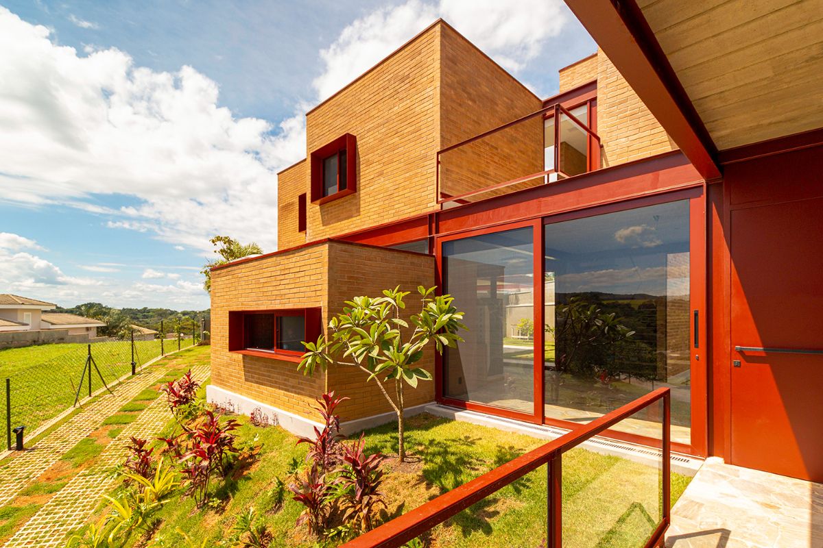 A house located at the high level in order to enjoy the view of the surroundings.