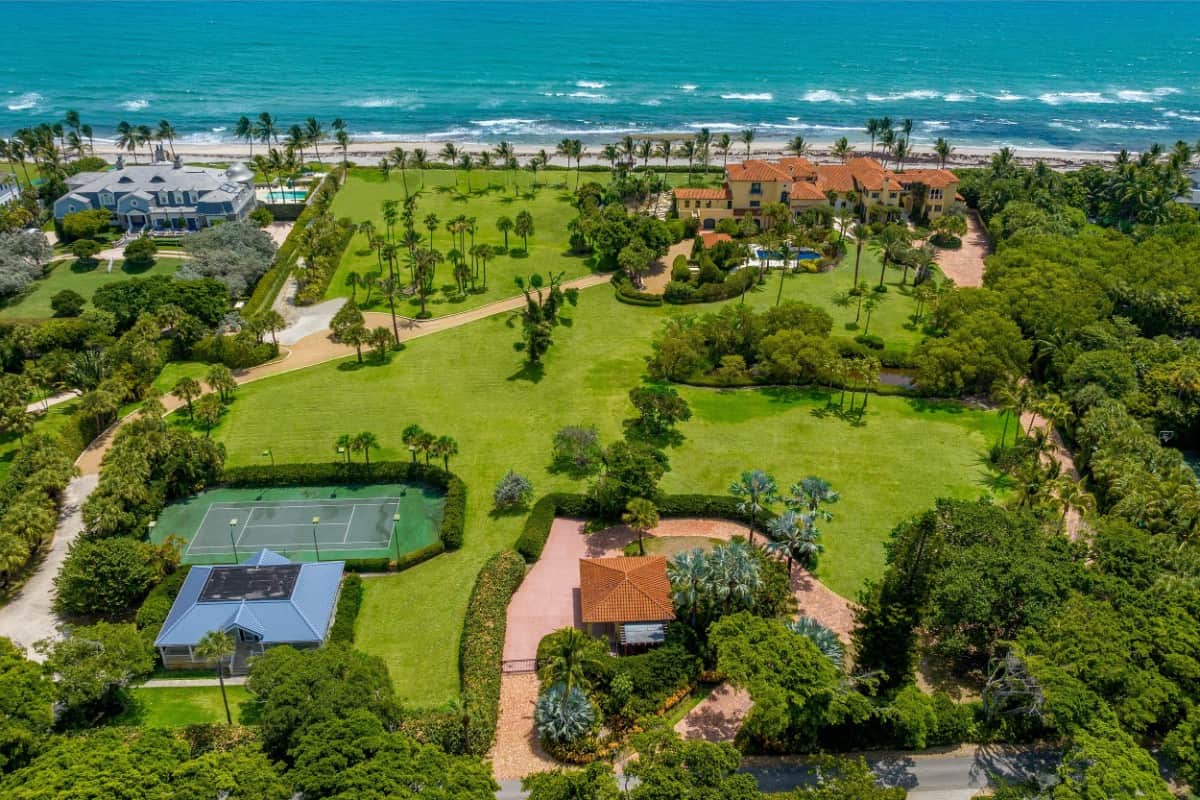 The estate includes a swimming pool and tennis courts. Image courtesy of Toptenrealestatedeals.com.