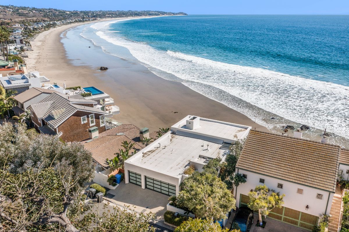 The iconic Malibu beach, with houses strewn the entire area. Image courtesy of Toptenrealestatedeals.com