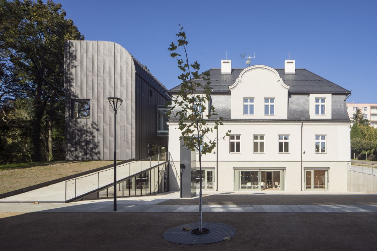 The IGI Library with a narrow, compact three-story upper part and a two-story basement.