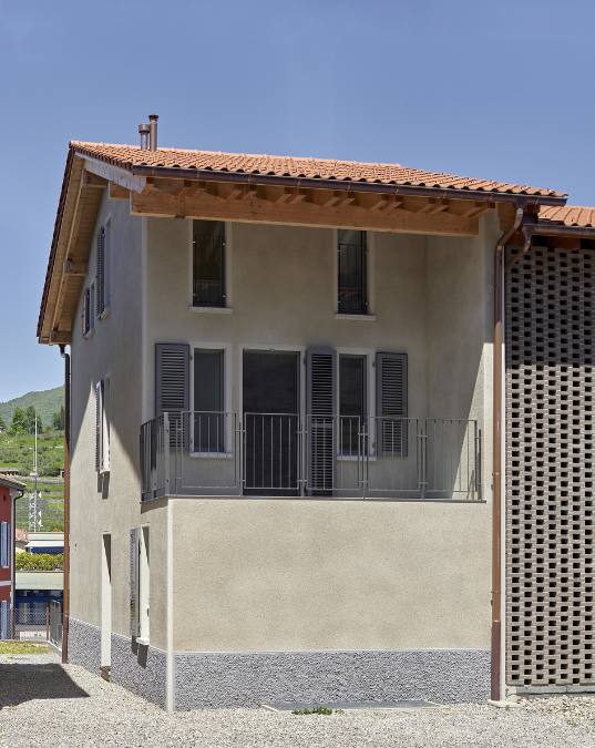 A shot of the back of the house, showing its balcony overlooking a courtyard.