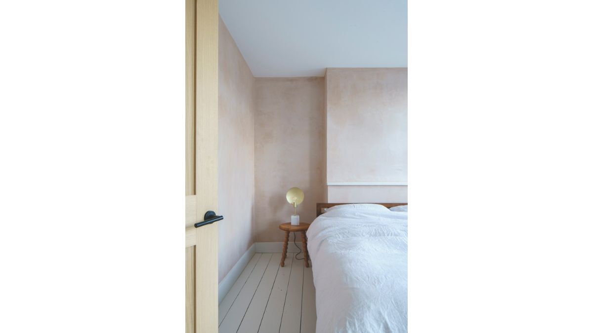 The bedroom's permeable lime plaster walls provide the shifting light throughout the day a delicate texture.