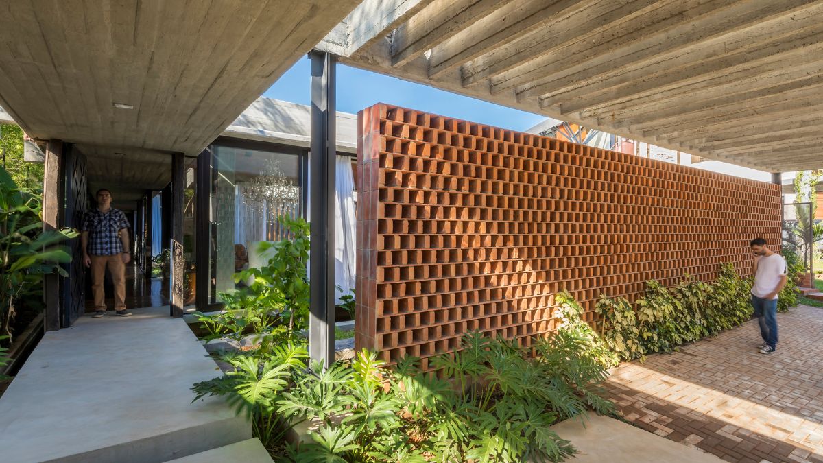 From the peculiar walls all the way to the main door, the Casa patios entryway that leads to the properties interior is joined with indoor plants.