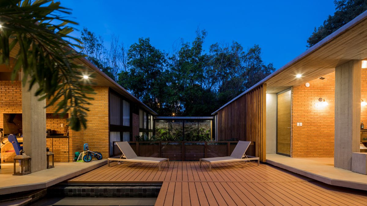 The house is built on a single level and extends throughout the terrain, interspersed with a variety of spaces and alleys that allow for proper cross ventilation in each space. The interior, the full, the darkness is turned away from the outside, the light, meditating and appreciating nature.