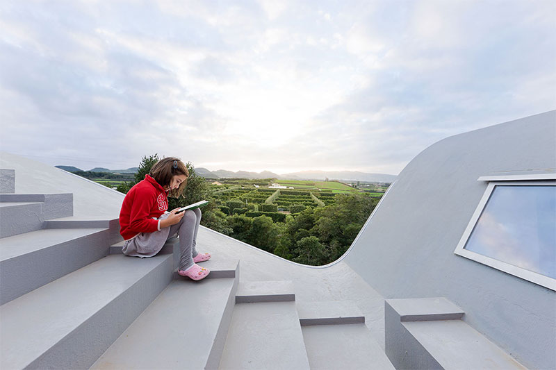 The top floor of the house is an open space, that showcases the view of the surroundings.