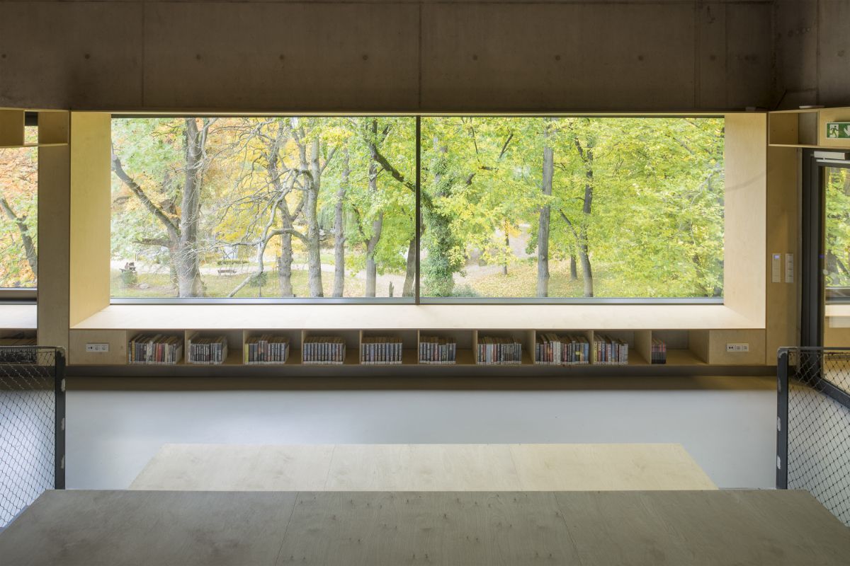 In the reading room, the contact with trees through the panoramic window.