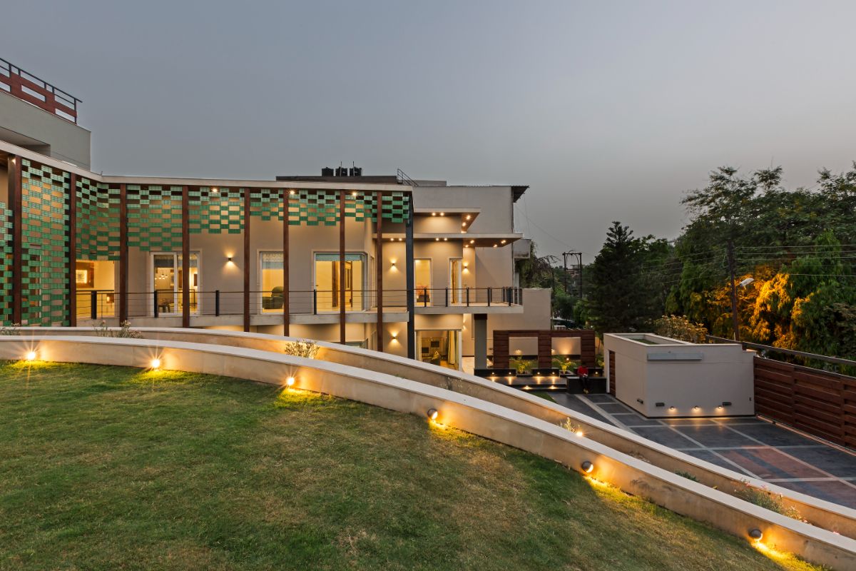 A colonnaded verandah that runs along both levels of the facade and serves as a continuous buffer between the residence and the front lawn.