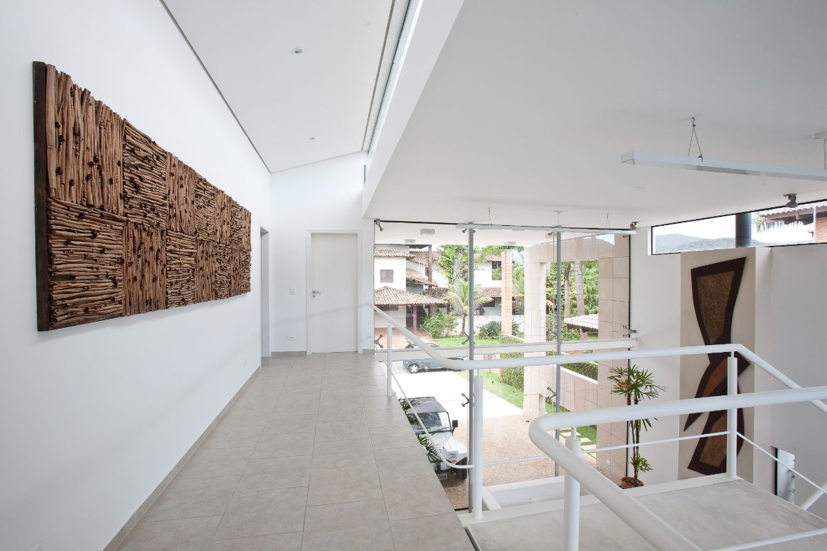 The bedroom hallway is decorated with wooden artwork, which is the emphasis of the place.