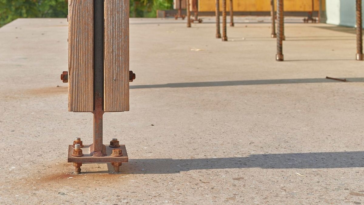 The wooden pillars are connected to the base with iron plates.