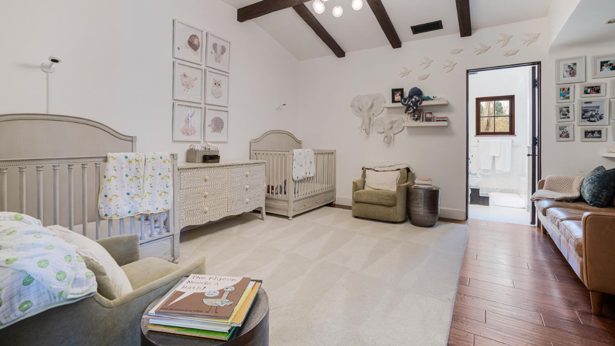 With two cots and a beautiful interior design, the kids' room has soft elements.