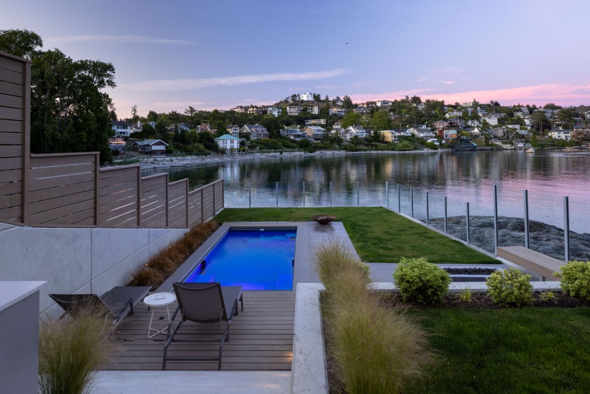 Below the patio is a swimming pool with a view of the sea, perfect for relaxation.