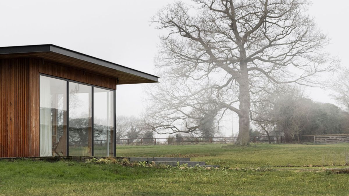 The building has a certain humility about it, realizing that the main attraction in the environment is, indeed, the countryside.