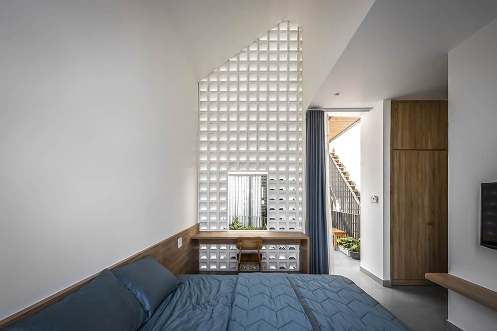 A perforated wall brings light and air into the second bedroom.