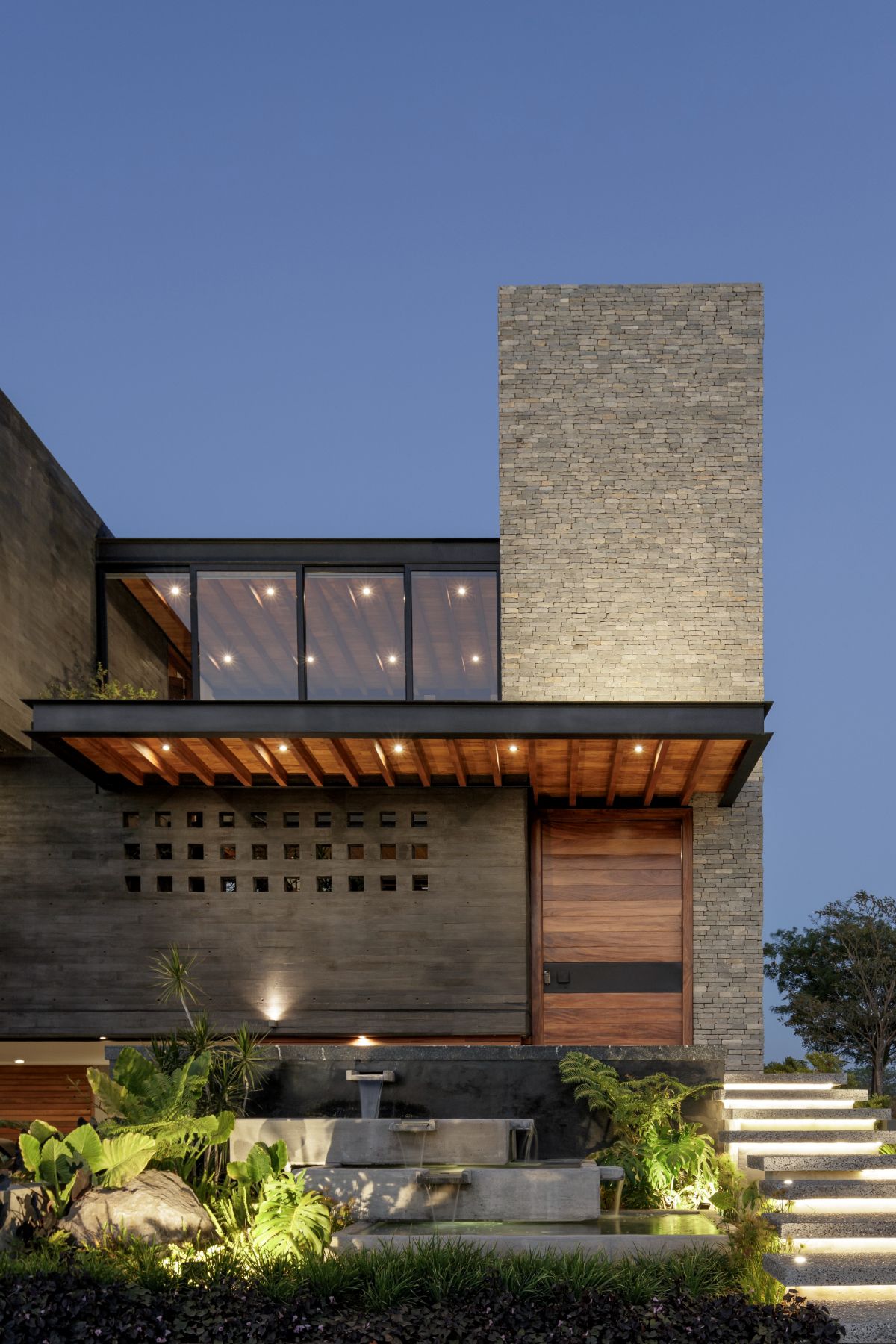 The fountain at the entrance gives a welcoming effect to the house.