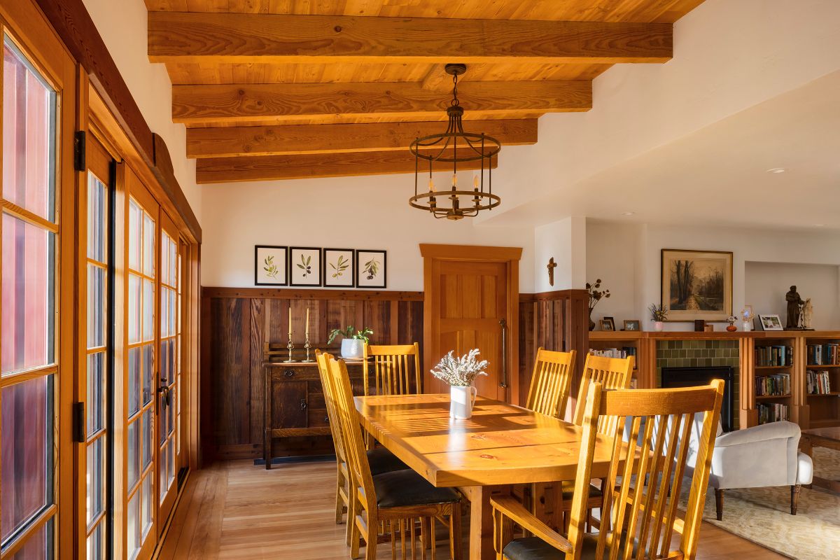 The ceiling is made of antique wood, together with the furniture in the house.