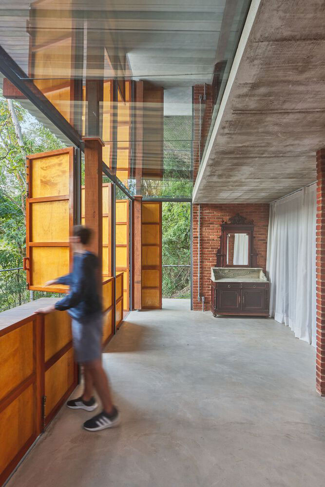 Wooden pillars and brick walls were used to support the house.