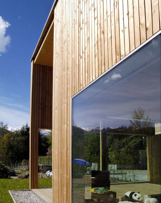 Exterior shot of the side of the casa duplo showing a large window that lets in a lot of sunlight