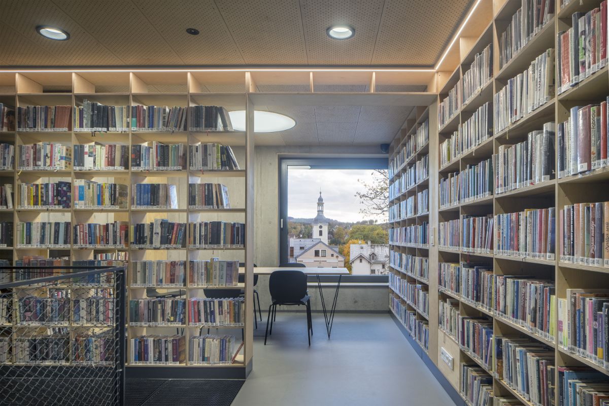 Through the large glass walls on the ground and upper floors, the library makes the most out of the views of the château garden.