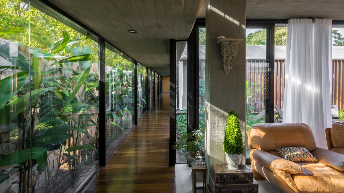 Long spans between pillars and corridors enable for a harmonious transition between inside and outdoors, mixing natural and artificial surroundings.