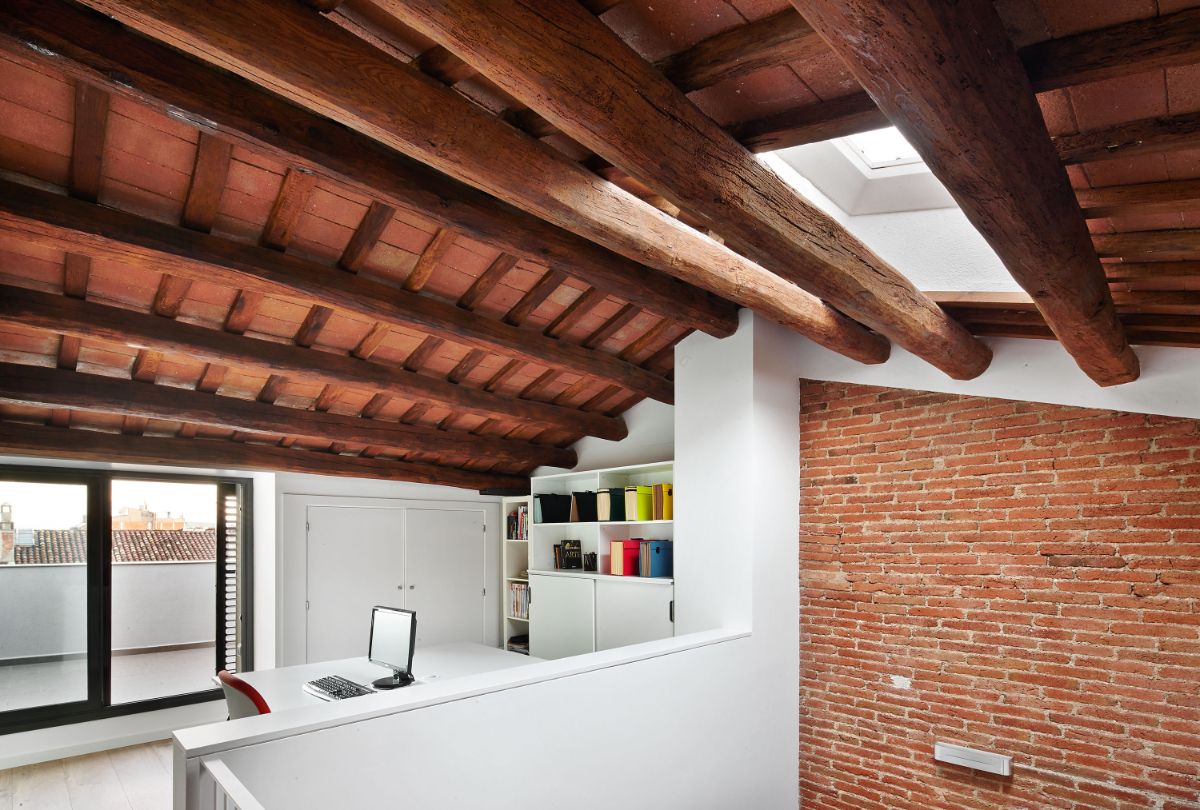 A terrace was built, which lets light into the whole room. The ceiling is made of wood, which gives the room a rustic atmosphere.