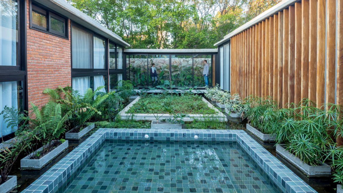 A little garden and indoor plants complement the intermediate mini pool perfectly.