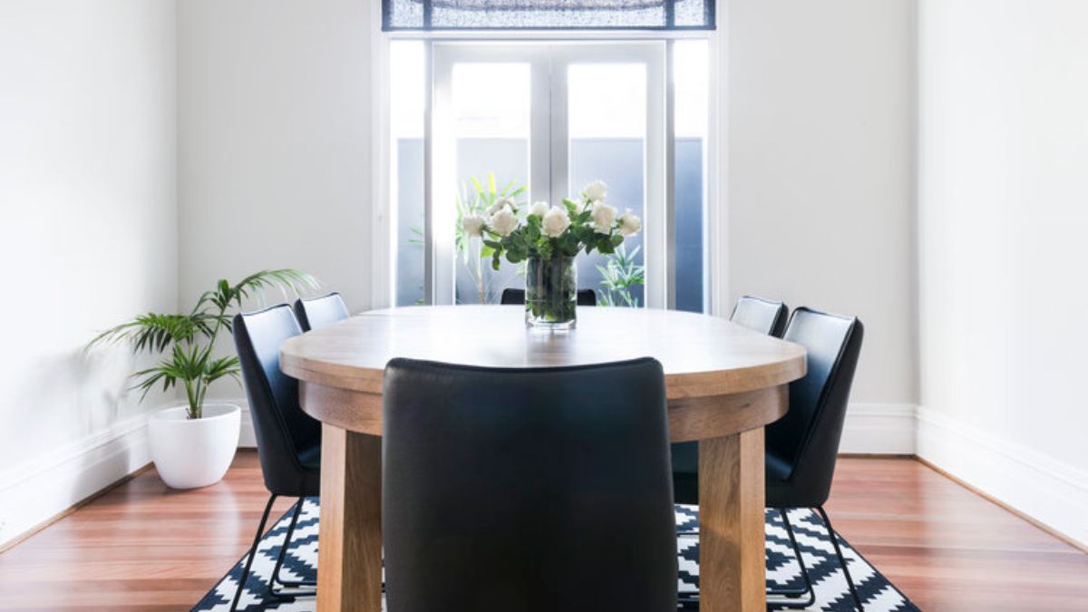 The dining room is spacious and light-filled thanks to its window that capture the best of the light, which highlights the peaceful ambiance of the space.