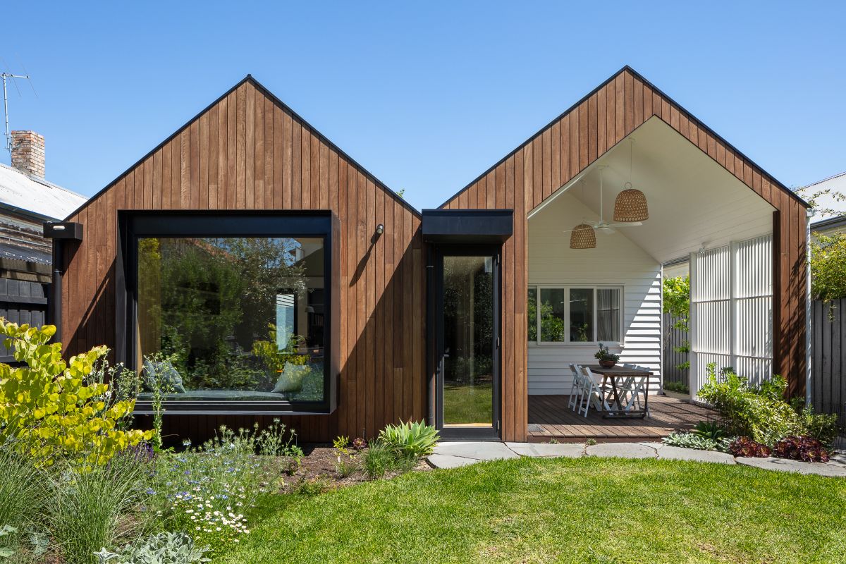 The exterior of the house features timber panels and unpolished natural stone, giving off a classic feel.