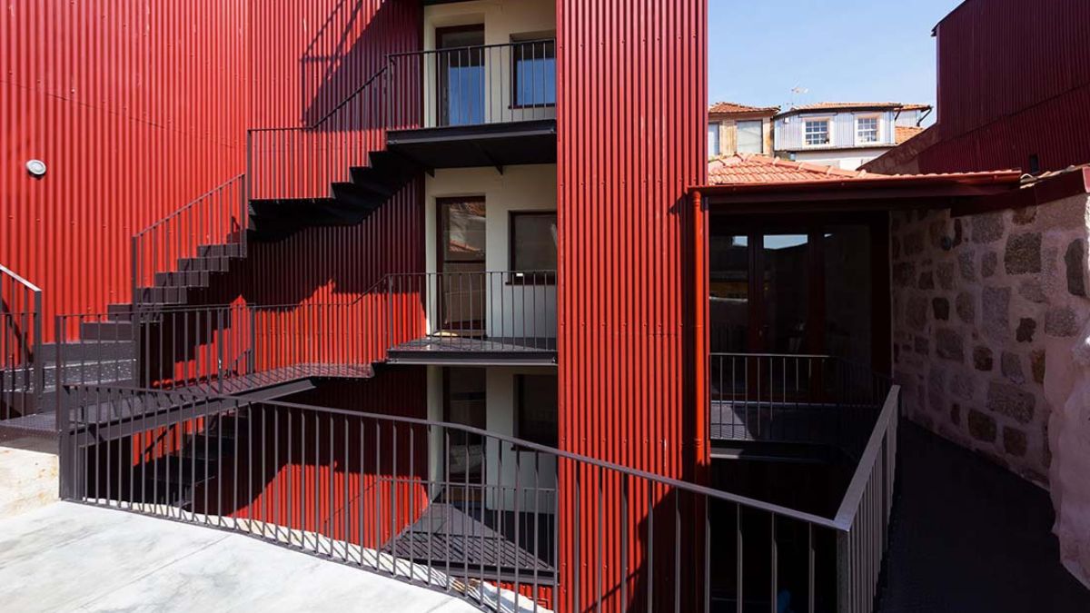 The exterior of the house features a red and black color scheme.