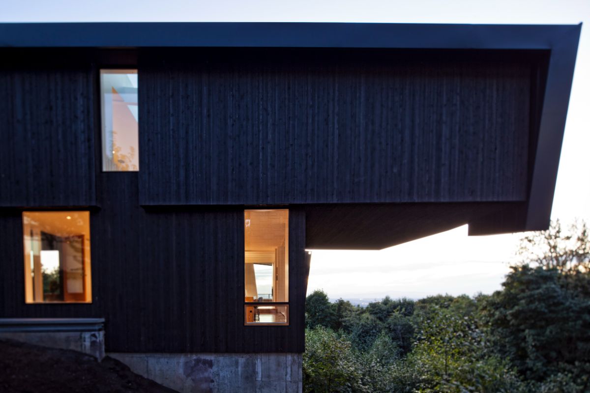 The house cantilever on a slope gives the best experience of connecting with nature.