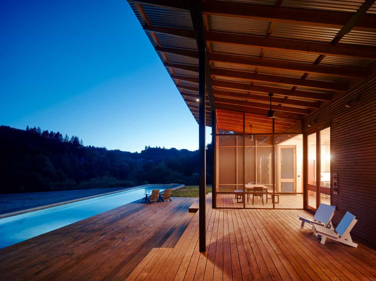 Night view of the pool house flooded by ambient lighting.