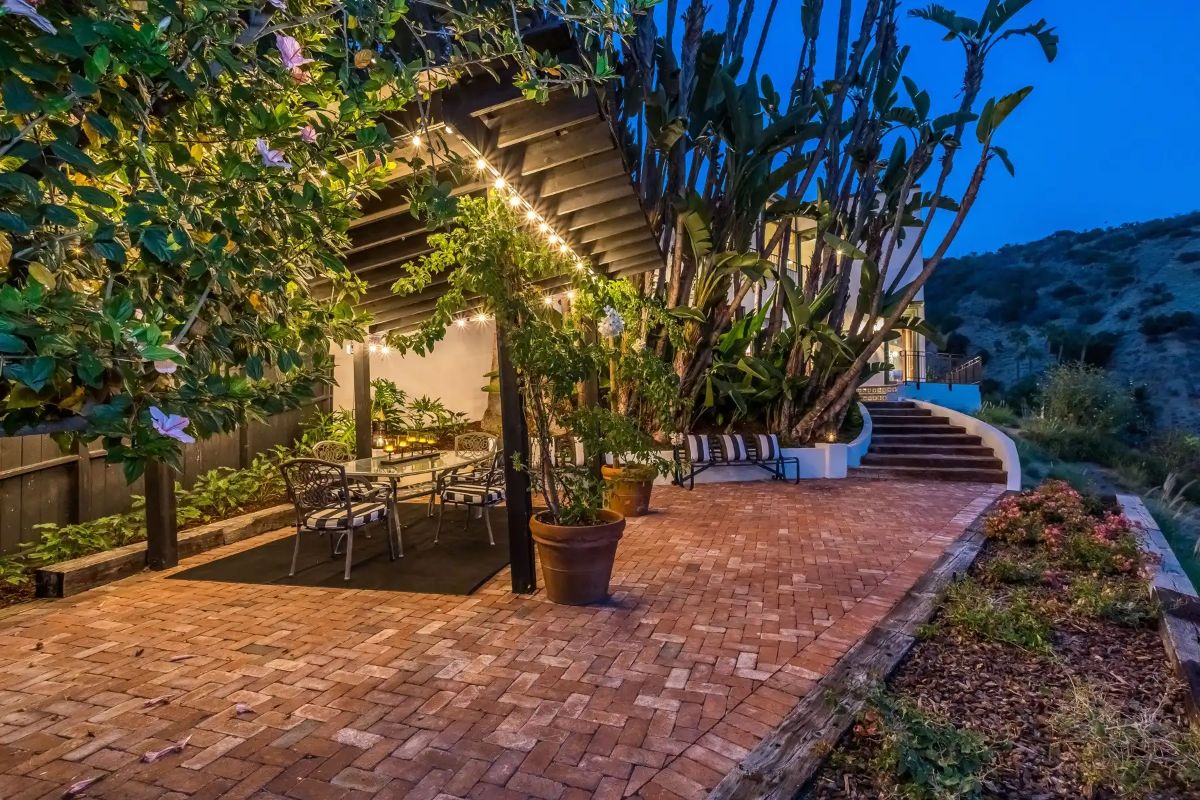 The plants are used to shade the pergola helping to cool the atmosphere.