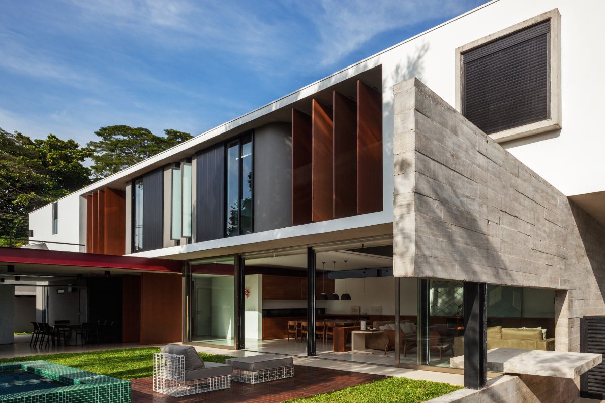 The upstairs room features retractable wooden pillars to regulate sunlight.