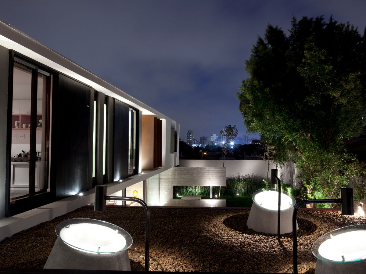 During the night, the zenithal opening is lit with pendant light to illuminate the recreation area.