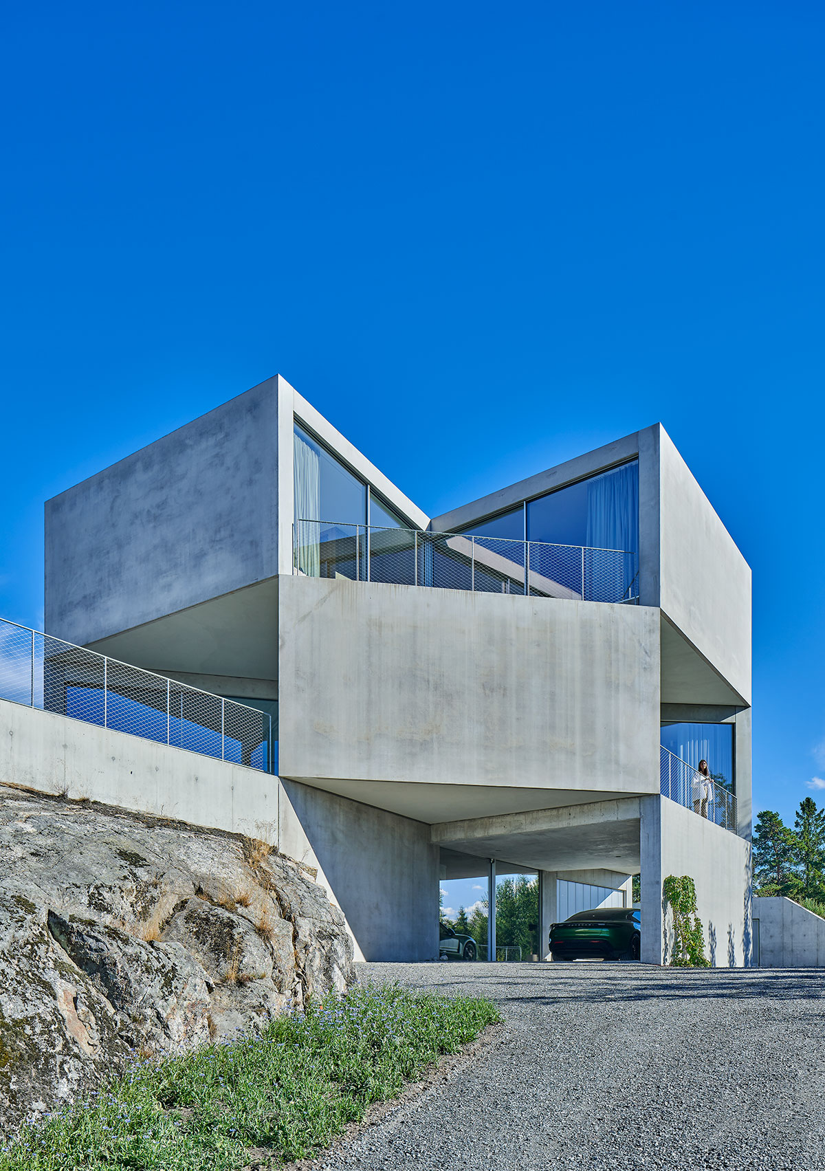 The house exterior is made of exposed concrete, giving the house a rough texture.