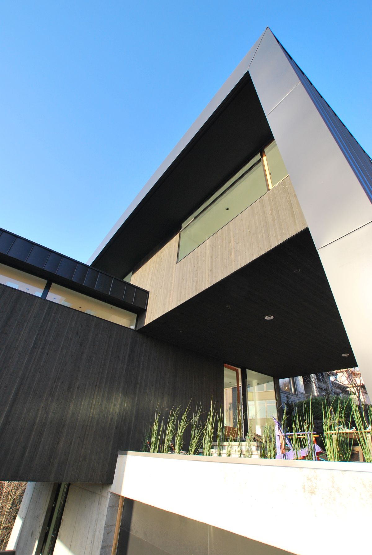 The exterior of the house is made of light steel and the porch with wooden ceiling.